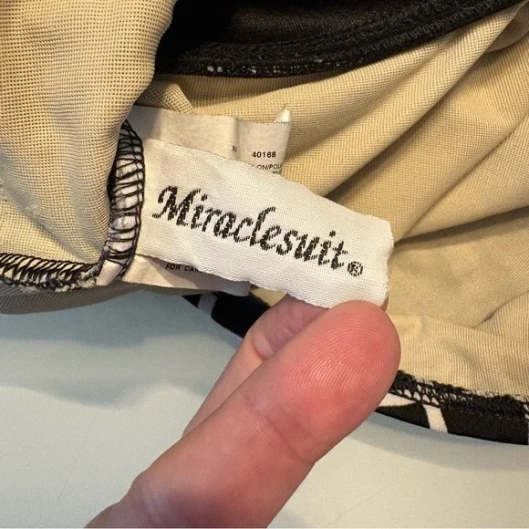 MIRACLESUIT Giraffe/Animal Print Tankini Halter Swimsuit Top in B/W Size 12 - Picture 7 of 10